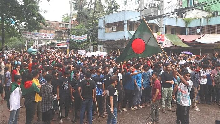 The students have been demonstrating in front of the Cumilla Zilla School since 10:00 am this morning (Saturday)